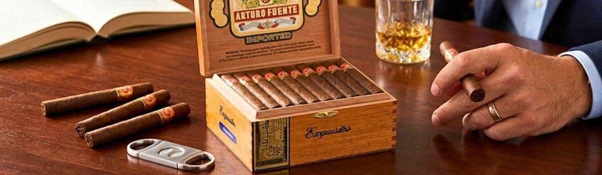  Person hält eine Zigarre der Marke Arturo Fuente in der Hand