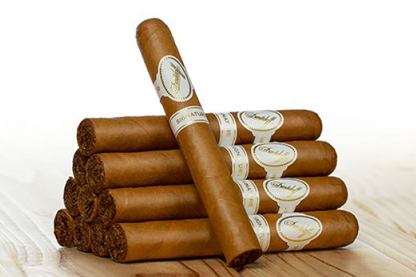 Zwei Davidoff Signature Zigarren übereinander liegend